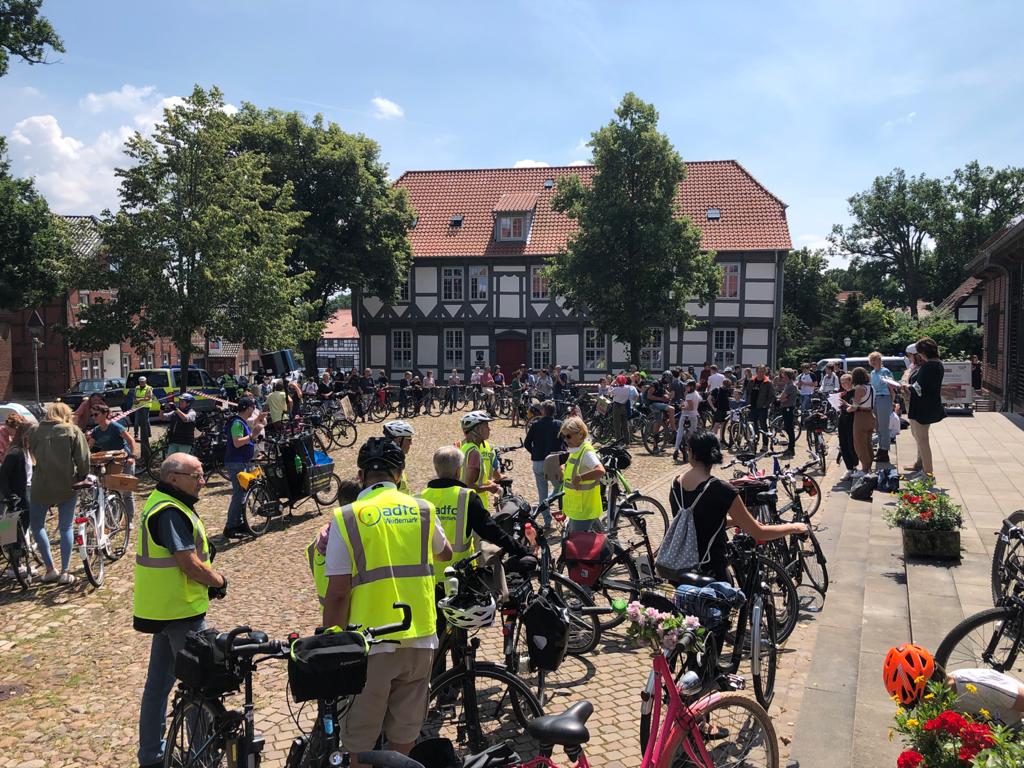 Über 120 Leute waren bei der Fahrraddemo für eine bessere Fahrradpolitik in der Wedemark dabei