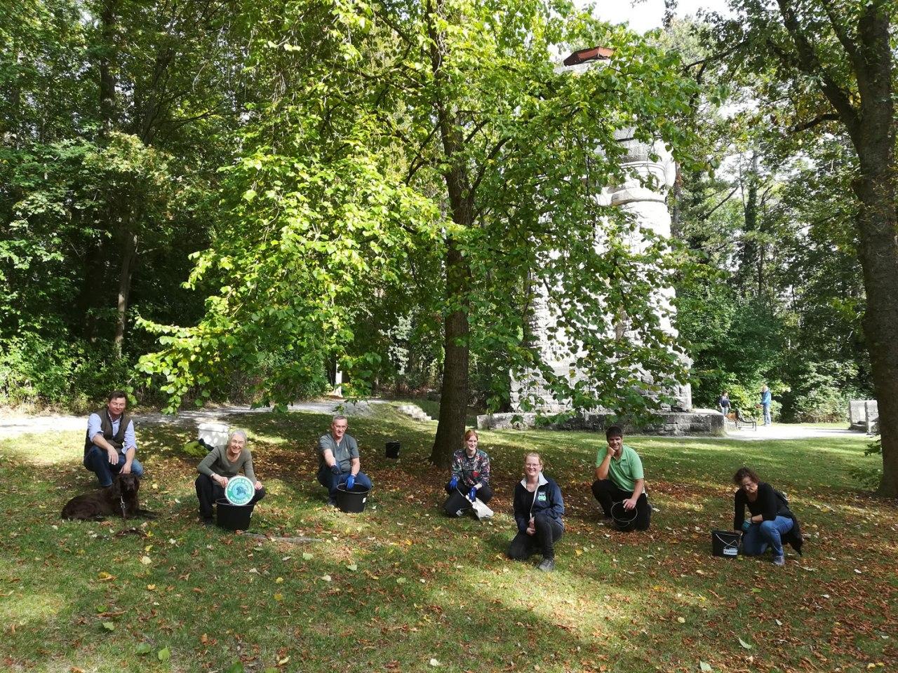 KlimaaktivistInnen beim Sammeln von Baumhasel-Samen