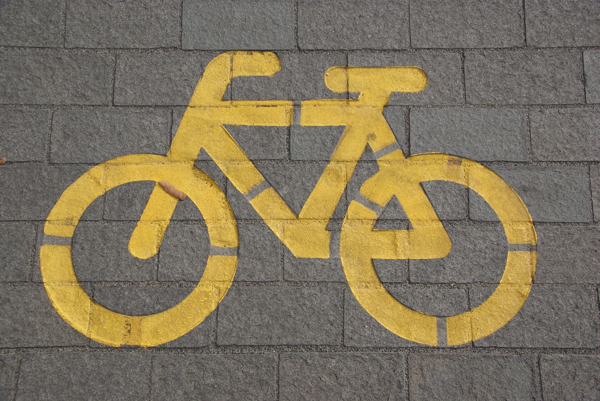 Großes Fahrradsymbol auf dem Straßenboden
