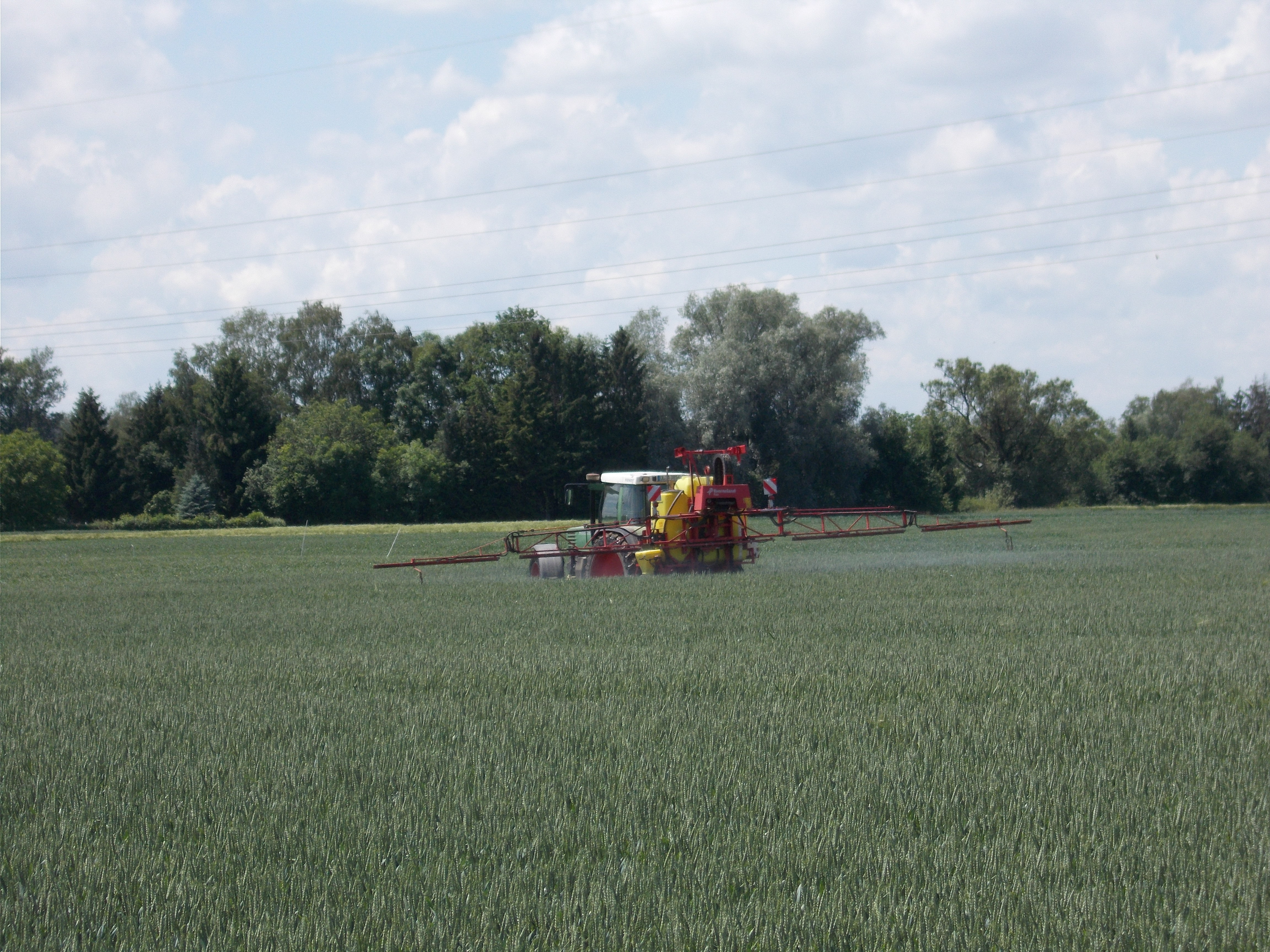 Pestizideinsatz auf einem Getreideacker an der Donau