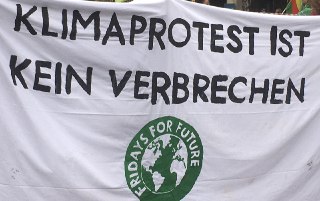 Banner Klimaprotest ist kein Verbrechen