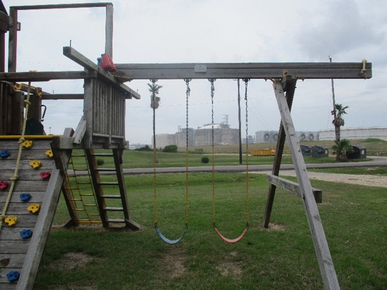 Spielplatz direkt neben dem LNG-Terminal Free Port in Texas - Foto: Andy Gheorgiu