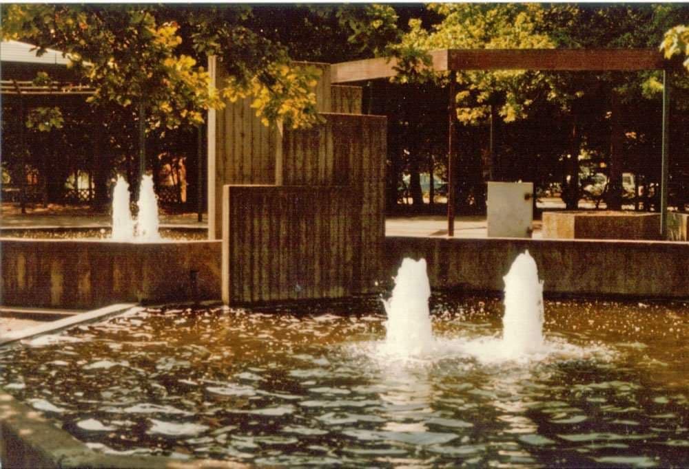 Wasserbecken mit Springbrunnen im ehemaligen Tierpark