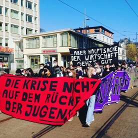 Demozug auf dem Weg zwischen SPD- und Grünenbüro