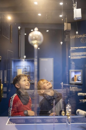 Kinder staunen beim Thermometer  Bild: Astis Krause im Wettermuseum im Wettermuseum