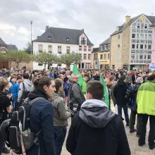 Hunderte Menschen am Domfreihof