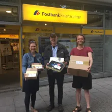 "Parents for Future" Leipzig bei der Abgabe der Päckchen für Michael Kretschmer bei der Post